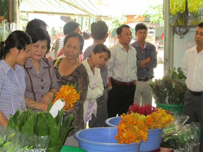 Giao lưu giữa Hợp tác xã Dịch vụ Đầm Sen, BQL chợ hoa Đầm Sen với các Nhà vườn trồng hoa kiểng 