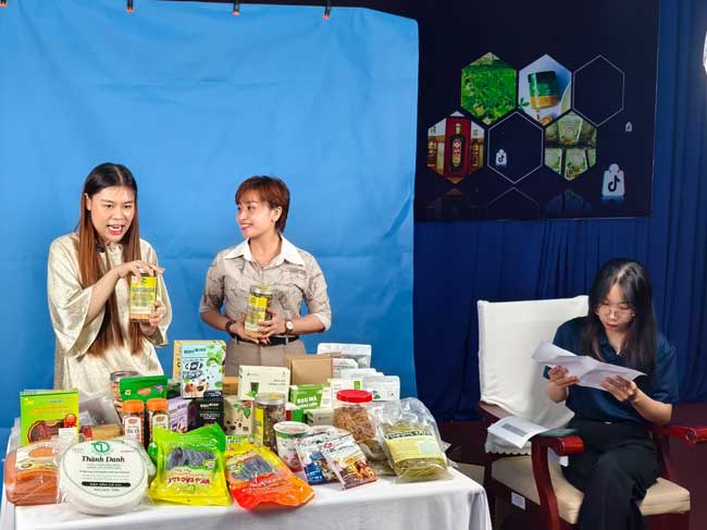 Livestream bán hàng trên TikTok Shop tại Hội nghị gặp gỡ và đối thoại với các doanh nghiệp, hợp tác xã, các nhà đầu tư trong lĩnh vực nông nghiệp năm 2024