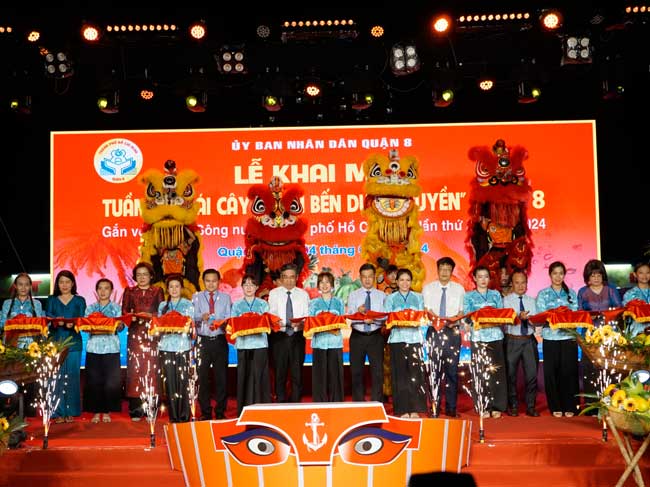 Tấp nập người dân đến với Tuần lễ trái cây 